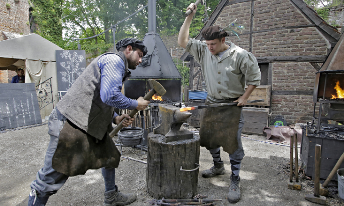 Schmiede bei der Arbeit rund um Burg Linn © Arbeitsgemeinschaft Flachsmarkt gemeinnütziger Verein e.V.
